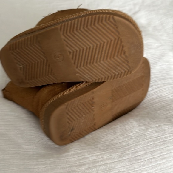 2/$20 Baby Faux Fur Suede Boots | Joe Fresh | Size 5 (baby) - Picture 4 of 4